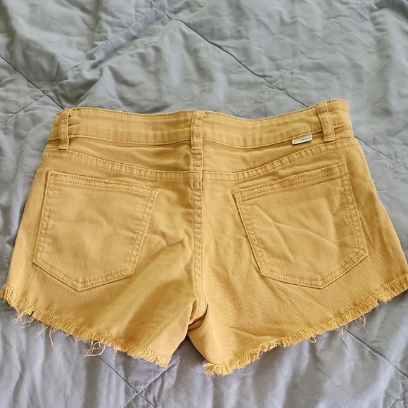 Billabong Yellow Button-Up Women's Shorts With Destruction Detail - Picture 2 of 2